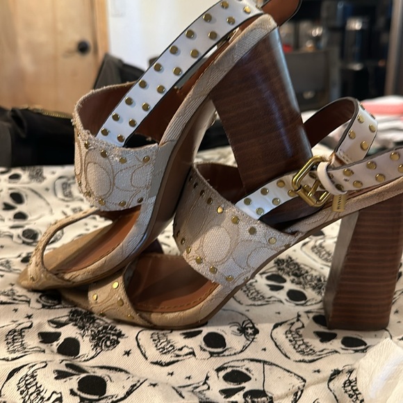 ✨ Coach Rylie Heeled Sandals Jacquard Monogram Signature Beige Neutral Studded ✨ - Picture 3 of 8